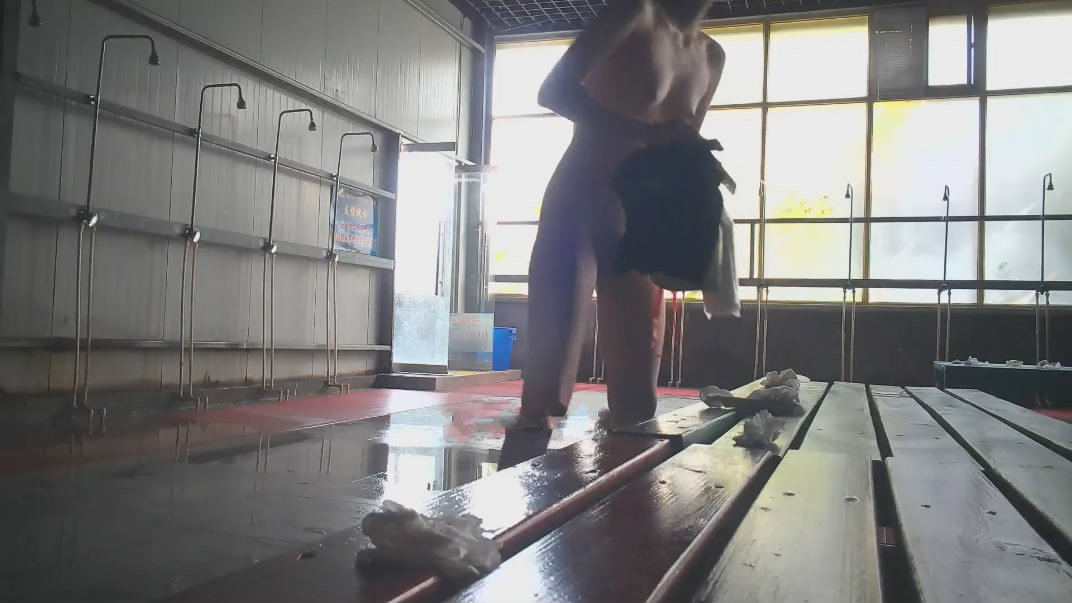 水上乐园更衣淋浴室移动偷拍哺乳期的少妇在用吸乳器吸奶