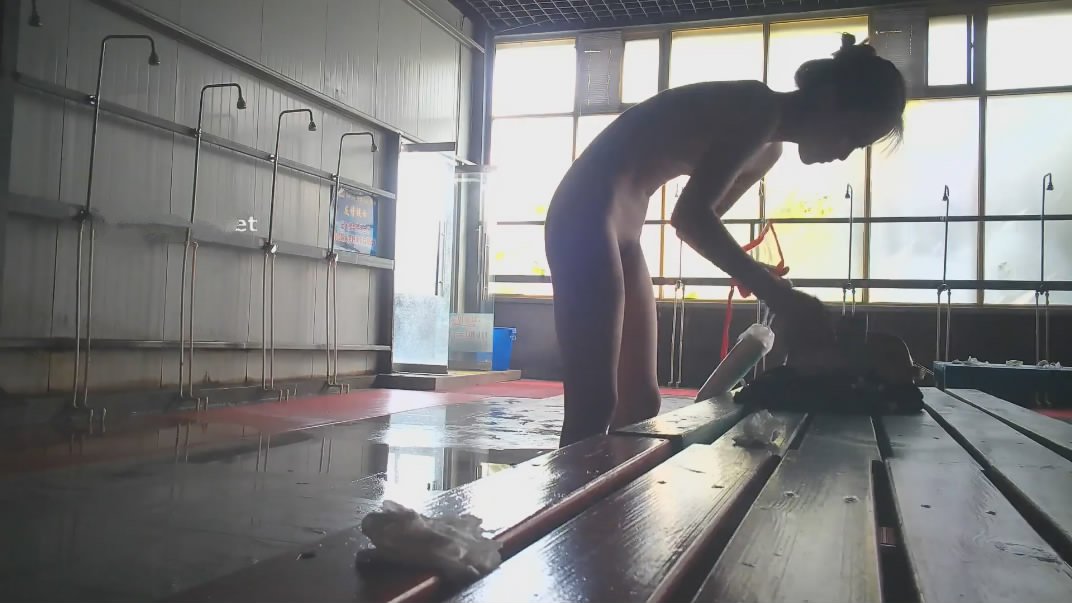 水上乐园更衣淋浴室移动偷拍哺乳期的少妇在用吸乳器吸奶