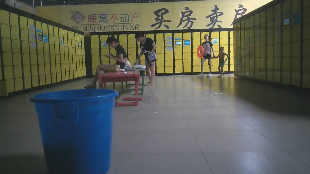 水上乐园更衣淋浴室移动偷拍哺乳期的少妇在用吸乳器吸奶