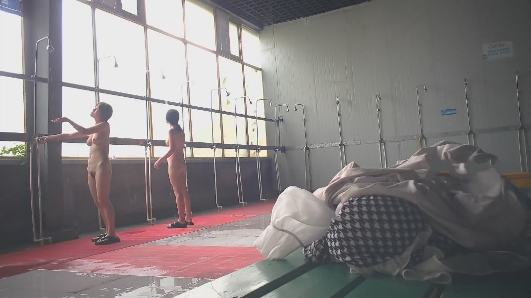 潜入水上乐园淋浴更衣室四处移动偷拍真大胆对着旗袍美女的逼逼拍