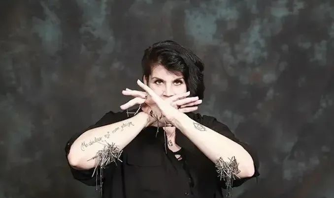 她给自己植入52个电子元件:挥手开门锁 隔墙探电线…