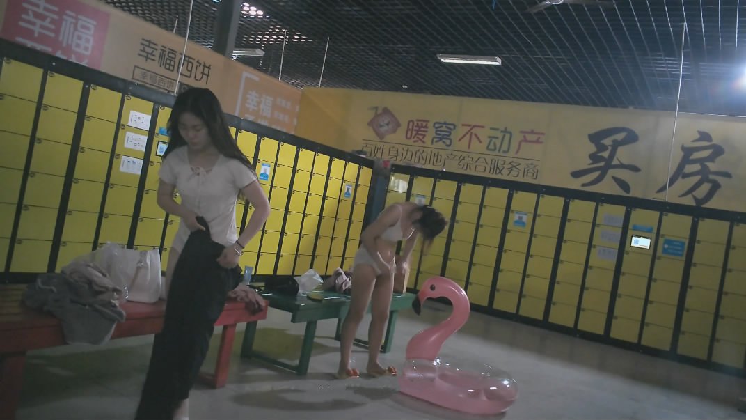 潜入水上乐园淋浴更衣室四处移动偷拍真大胆对着旗袍美女的逼逼拍