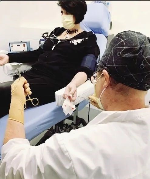 她给自己植入52个电子元件:挥手开门锁 隔墙探电线…