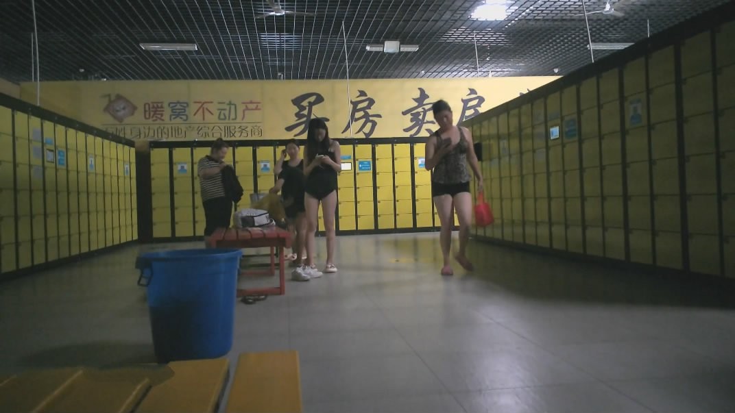 潜入水上乐园淋浴更衣室四处移动偷拍真大胆对着旗袍美女的逼逼拍