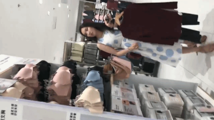 满身纹身社会姐，肉感身材沙发上玩穴，张开双腿爆操，爽的低低呻吟