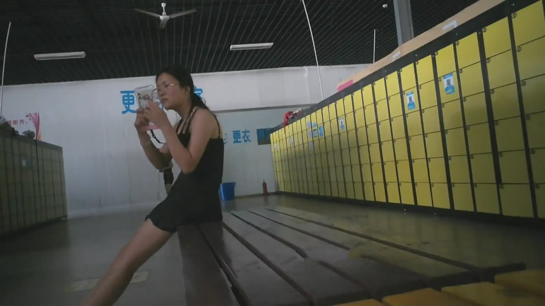 水上乐园更衣淋浴室移动偷拍哺乳期的少妇在用吸乳器吸奶