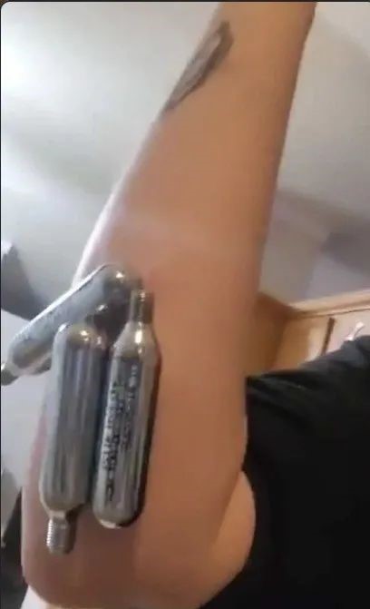 她给自己植入52个电子元件:挥手开门锁 隔墙探电线…