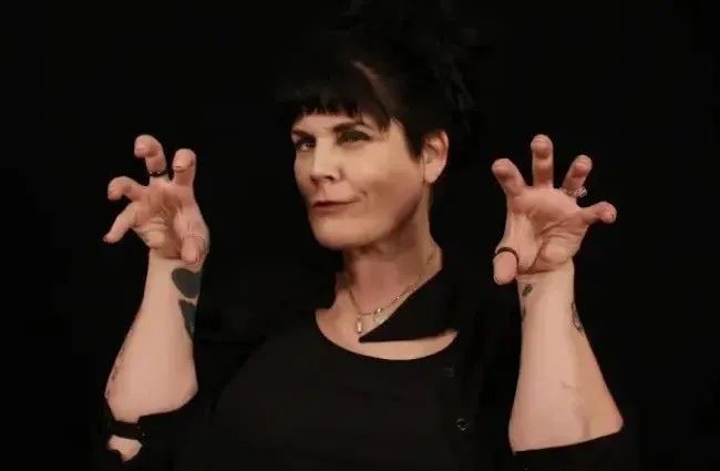 她给自己植入52个电子元件:挥手开门锁 隔墙探电线…