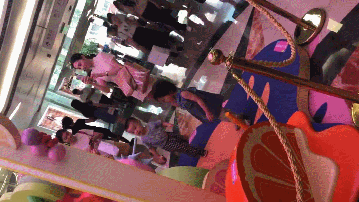 满身纹身社会姐，肉感身材沙发上玩穴，张开双腿爆操，爽的低低呻吟