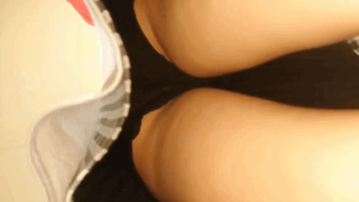 超市商场里的裙底春色，亮点：不穿内内直露B的连衣裙小姐姐