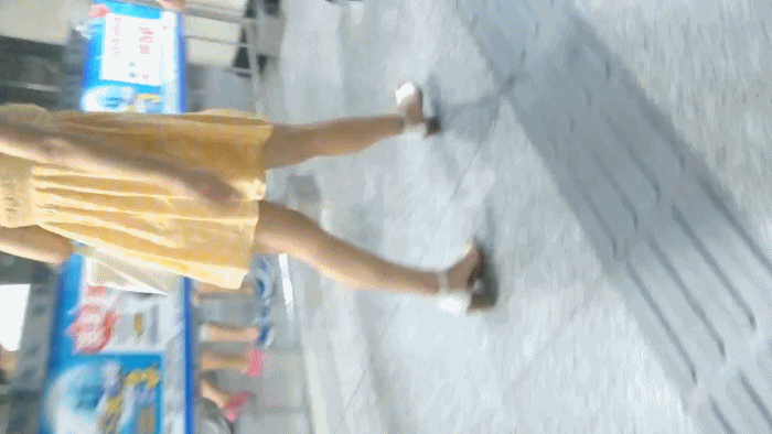 超市商场里的裙底春色，亮点：不穿内内直露B的连衣裙小姐姐