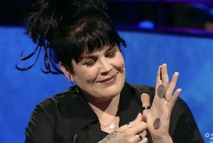 她给自己植入52个电子元件:挥手开门锁 隔墙探电线…