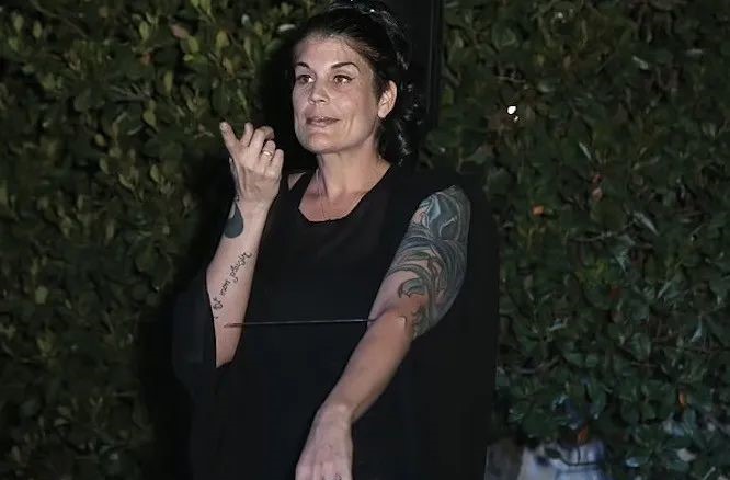 她给自己植入52个电子元件:挥手开门锁 隔墙探电线…