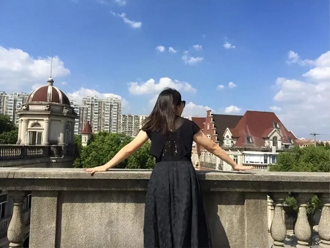 7名美艳少妇，为何心甘情愿倒贴秃头大爷，警方调查事件不简单