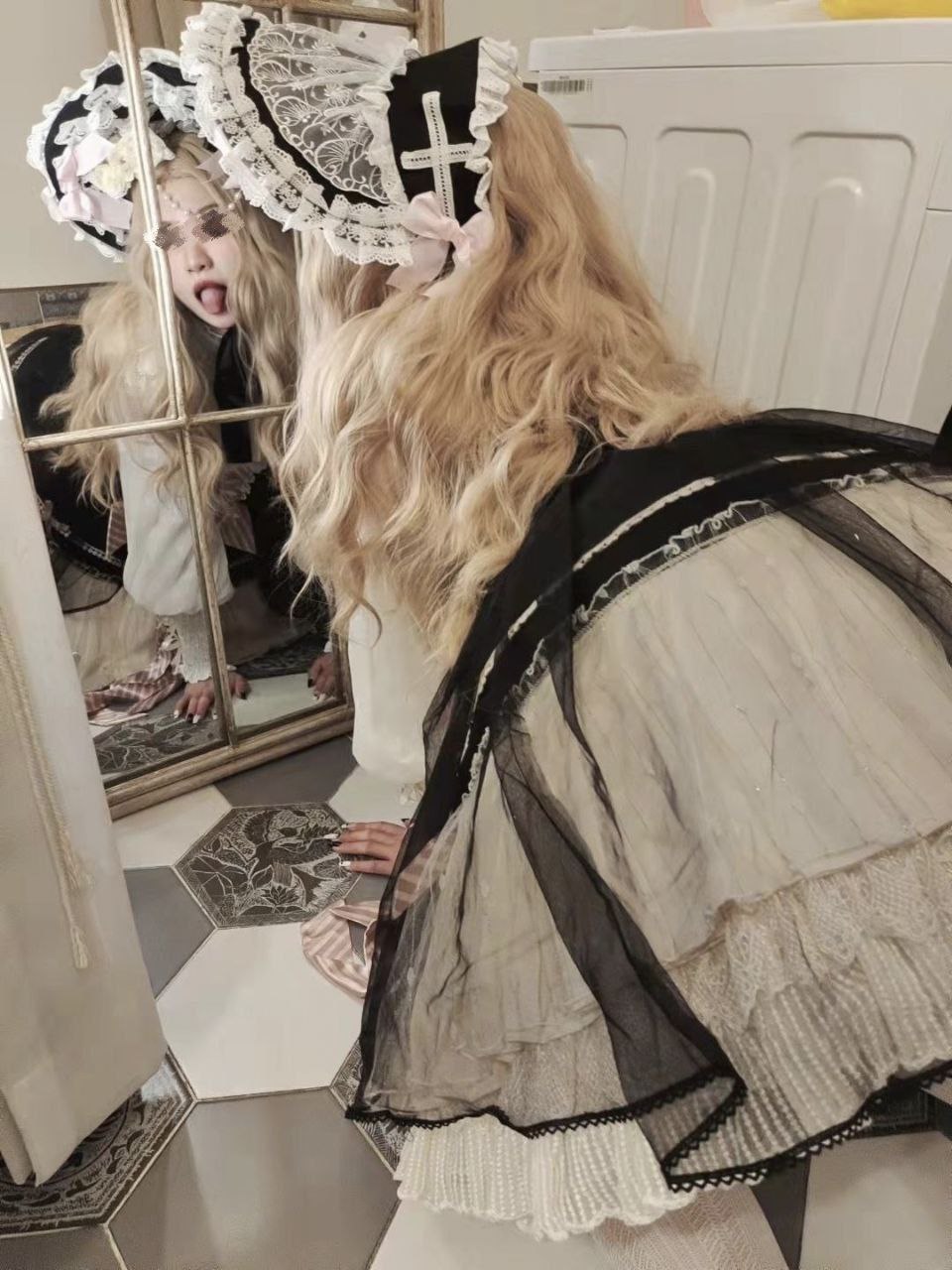 在饭店性瘾犯了一边和朋友说话一边把我手塞进她骚逼里