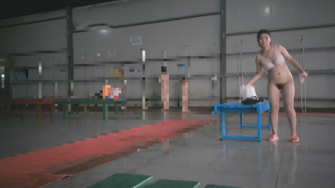 大神潜入水上乐园更衣淋浴室移动偷拍近拍三个一块来游泳的学妹