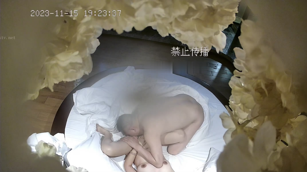 新流出酒店情趣圆床偷拍大款叔狂舔高贵气质美女少妇 逼逼后侧入各种体位姿势操