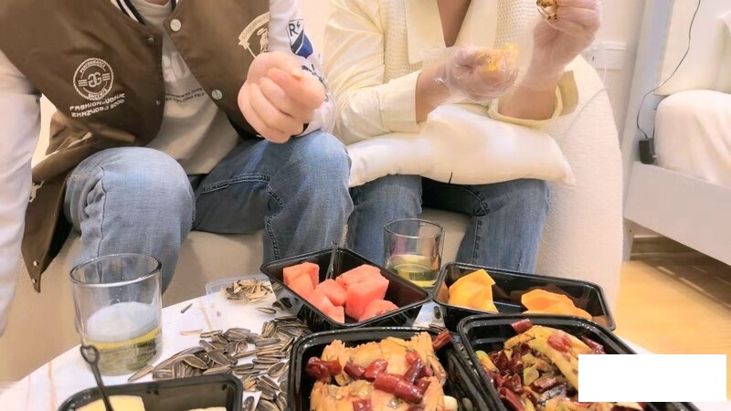 专攻良家小骚货,肉感身材大奶子,喝酒调情扒掉衣服,转战床上一顿输出