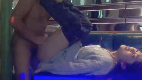 第一次约的漂亮妹子从KTV开始，直接在KTV打炮 近一小时，后续常黏在一起打炮 妹子很敏感，尖叫喷水