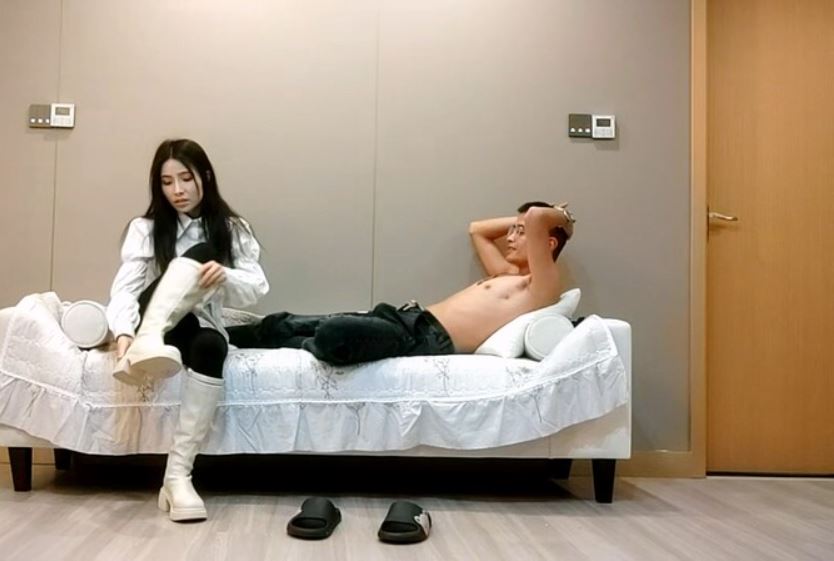 酒店约操外围小少妇，168CM苗条大长腿，开档黑丝沙发上操，站立后入爆操