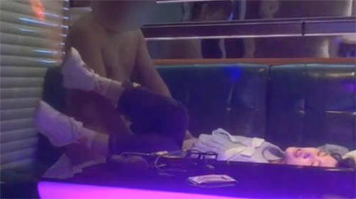 第一次约的漂亮妹子从KTV开始，直接在KTV打炮 近一小时，后续常黏在一起打炮 妹子很敏感，尖叫喷水