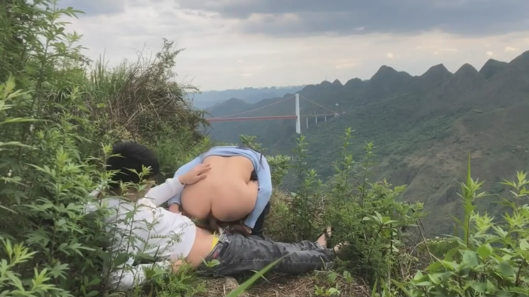 最近天气不错隔三差五约邻居留守少妇花姐到山上偷情野战无套内射逼里