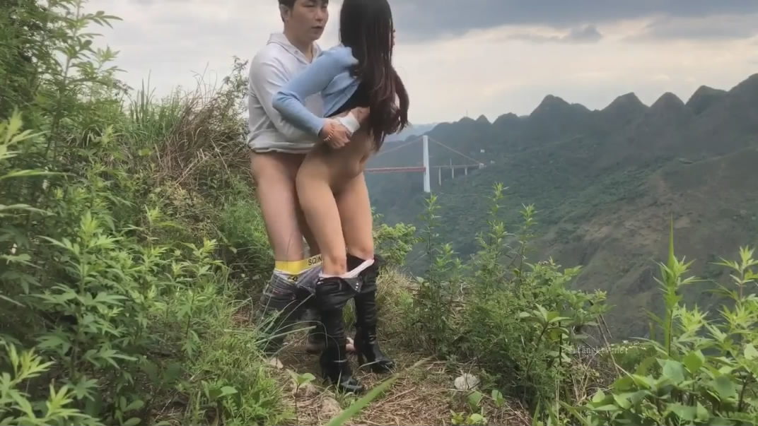 最近天气不错隔三差五约邻居留守少妇花姐到山上偷情野战无套内射逼里