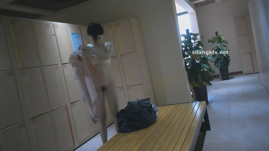 潜入水上乐园更衣室偷拍泳客更换泳衣专盯落单的年轻好身材妹子拍