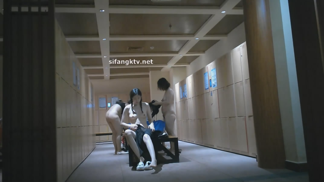 潜入水上乐园更衣室偷拍泳客更换泳衣专盯落单的年轻好身材妹子拍