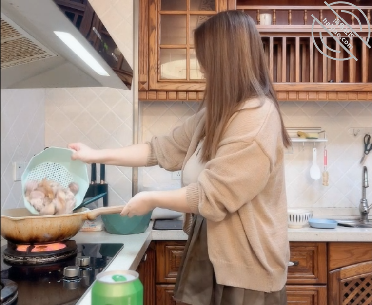 姐弟乱伦 丰乳肥臀的姐姐爸妈不在家跟姐姐肆无忌惮的做爱从厨房做到卧室炮火响了一夜精液射她逼毛