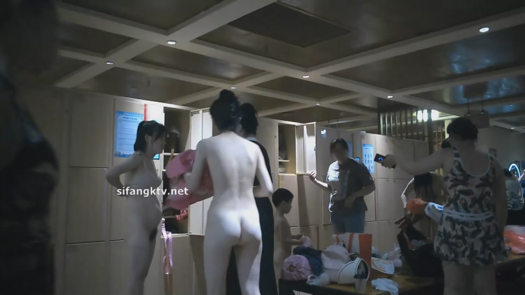 潜入水上乐园更衣室偷拍泳客更换泳衣专盯落单的年轻好身材妹子拍