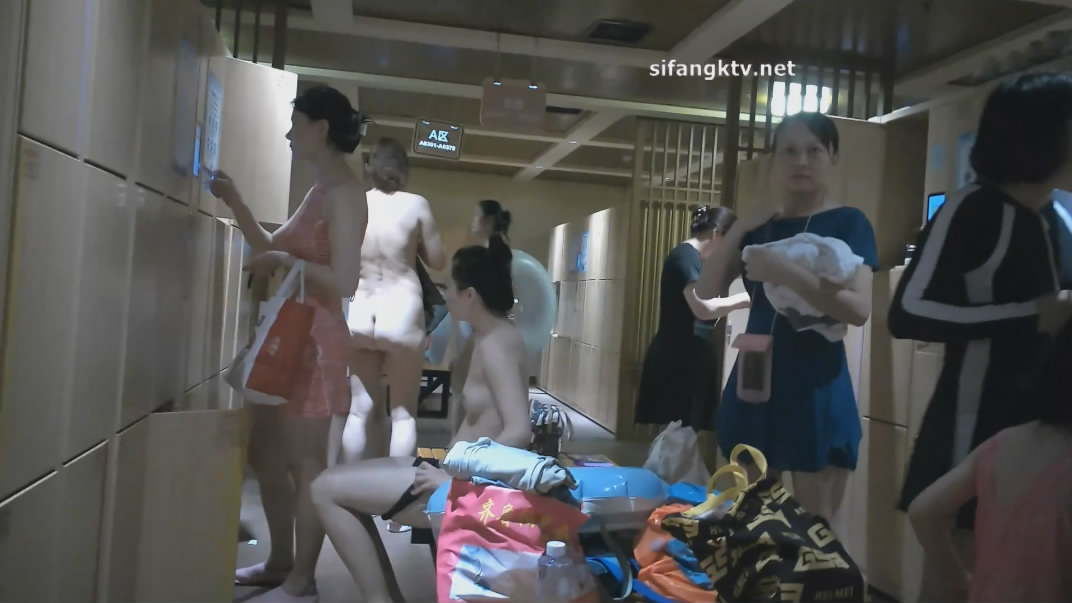 潜入水上乐园更衣室偷拍泳客更换泳衣专盯落单的年轻好身材妹子拍