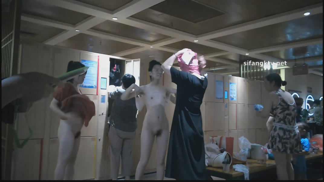 潜入水上乐园更衣室偷拍泳客更换泳衣专盯落单的年轻好身材妹子拍