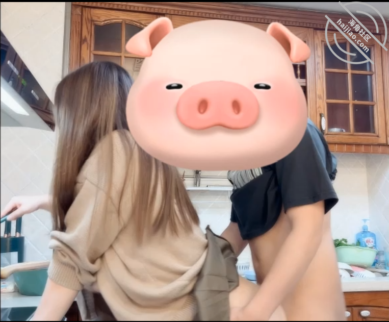 姐弟乱伦 丰乳肥臀的姐姐爸妈不在家跟姐姐肆无忌惮的做爱从厨房做到卧室炮火响了一夜精液射她逼毛