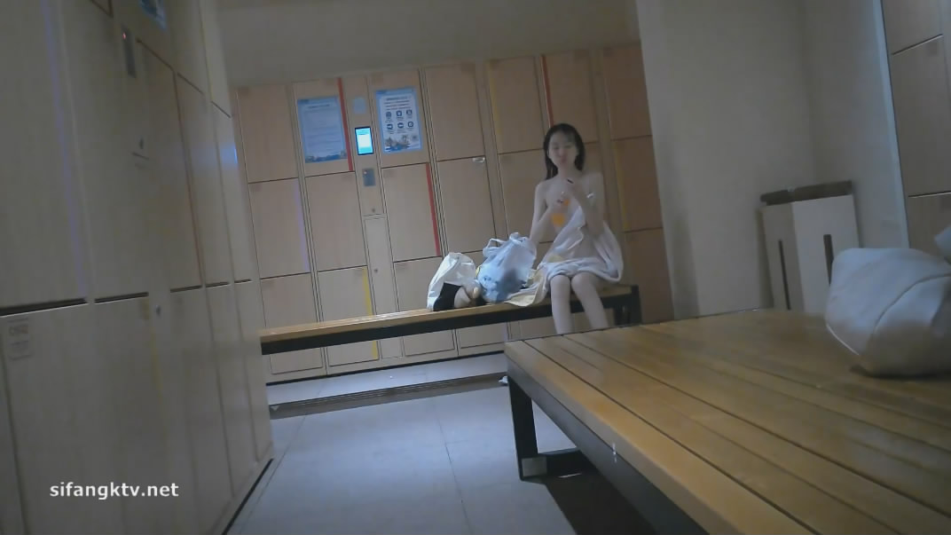 潜入水上乐园更衣室偷拍泳客更换泳衣专盯落单的年轻好身材妹子拍