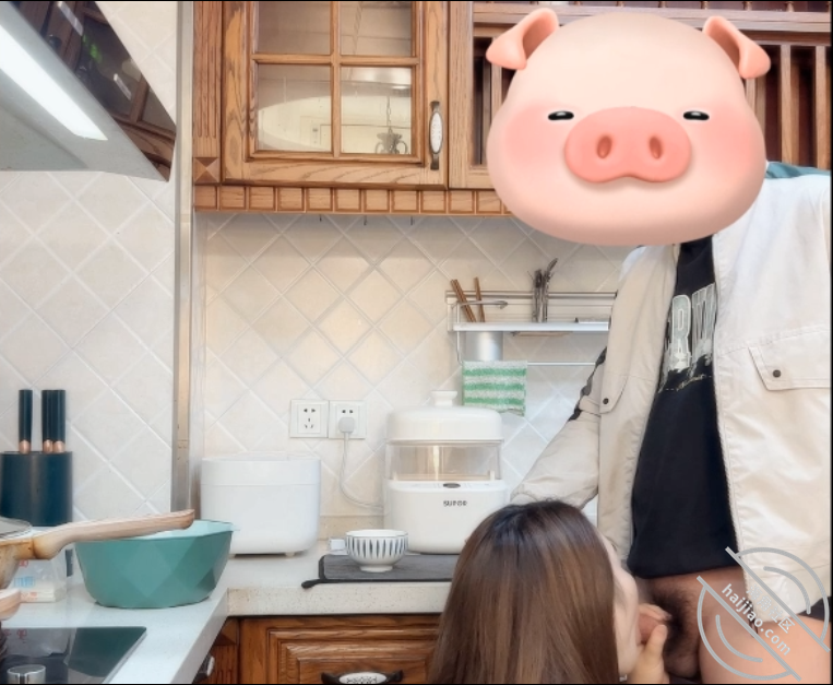 姐弟乱伦 丰乳肥臀的姐姐爸妈不在家跟姐姐肆无忌惮的做爱从厨房做到卧室炮火响了一夜精液射她逼毛