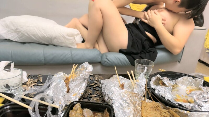 无套卖鞋喷水女,不尽兴再来一炮,骑脸吃大屌,从沙发干到床上