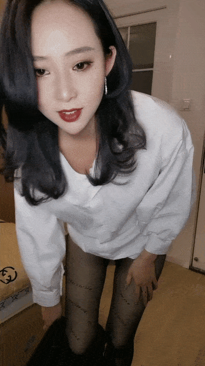 难得一见的极品黑丝御姐拨开粉嫩的鲍鱼和跑友一顿猛干