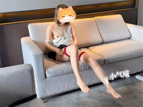 淫乱至极的【小气质夫妇】老夫老妻了，简单做爱已没意思，找高质量单男来一起操老婆，三人一起爽