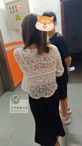 淫乱至极的【小气质夫妇】老夫老妻了，简单做爱已没意思，找高质量单男来一起操老婆，三人一起爽