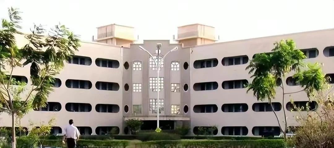 职校三名女生同时“大肚子”，自拍炫耀同一个“父亲”？网友：三观炸裂！