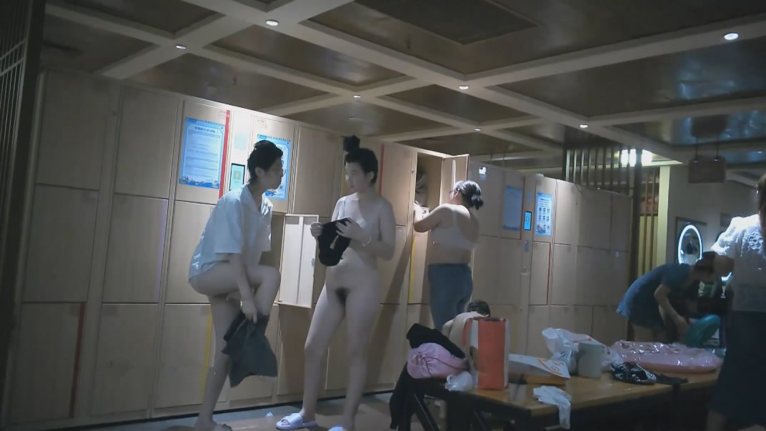 十一月最新流出大神潜入水上乐园更衣室四处移动偷拍换衣服的美女丸子头美女和她的高挑闺蜜