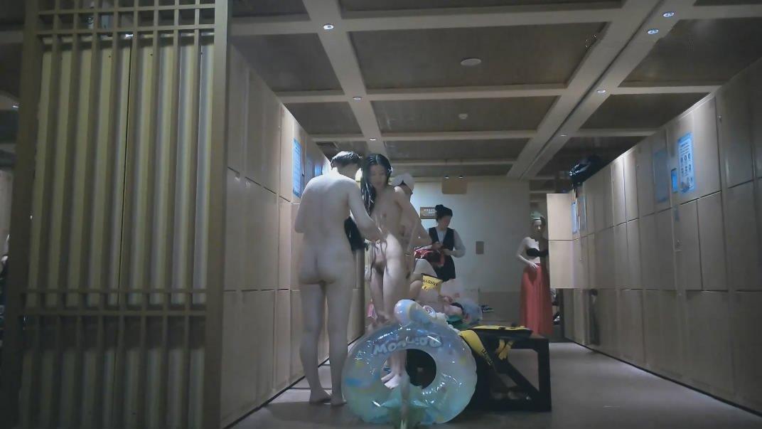 十一月最新流出大神潜入水上乐园更衣室四处移动偷拍换衣服的美女丸子头美女和她的高挑闺蜜