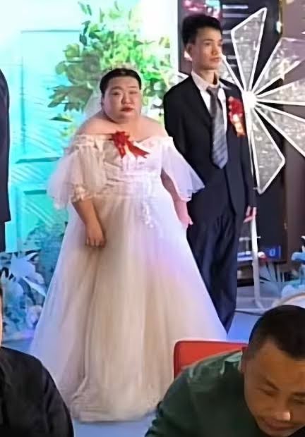 中国新郎在婚礼当天与年长20岁的女子看起来很痛苦，这引起了网友的关注