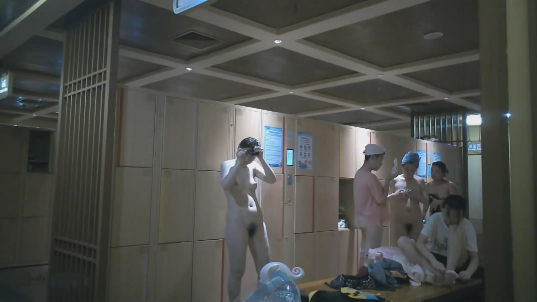 十一月最新流出大神潜入水上乐园更衣室四处移动偷拍换衣服的美女丸子头美女和她的高挑闺蜜