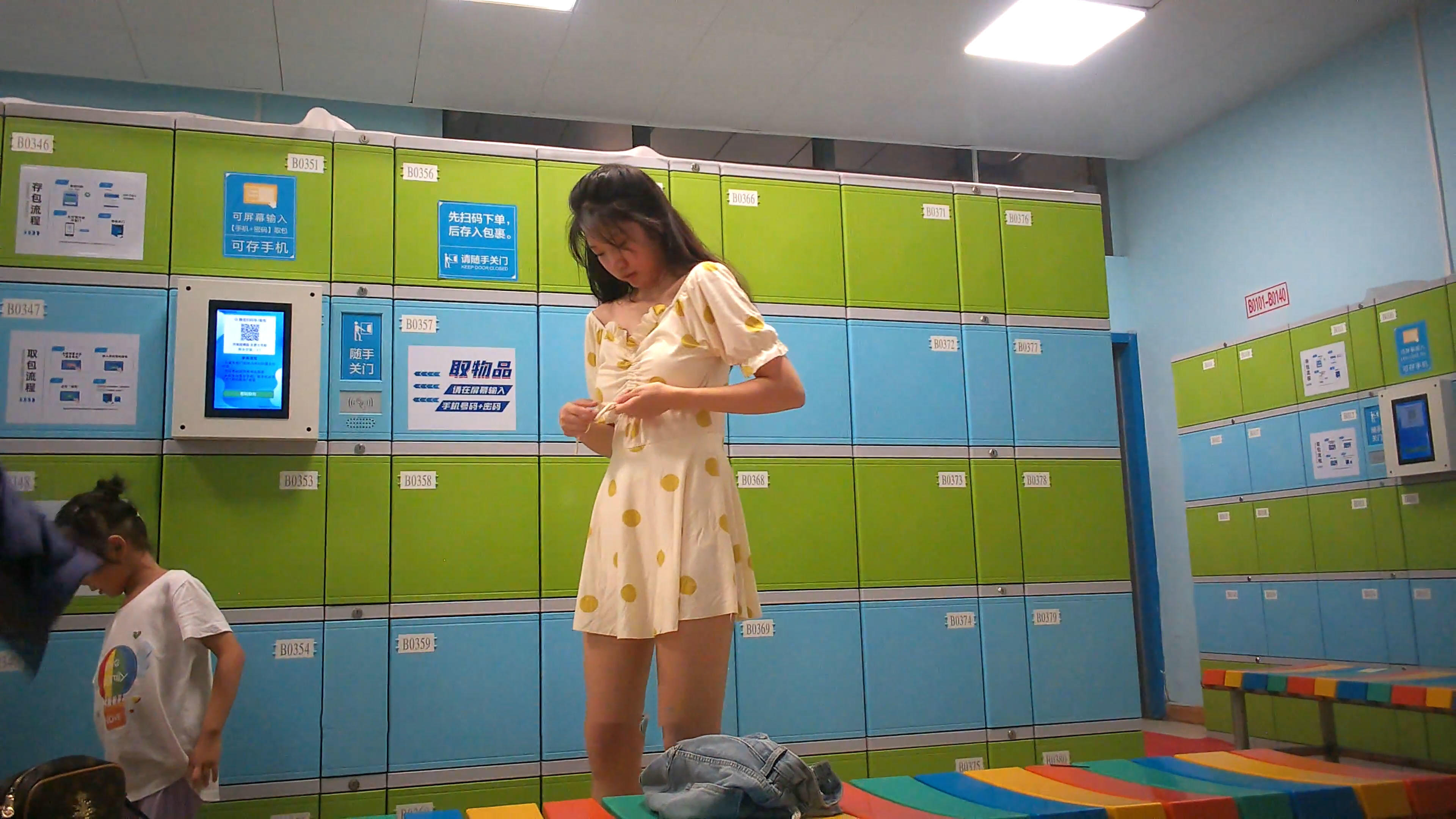 国内某水上乐园偷拍淋浴换衣 美女如云 学生妹大合集