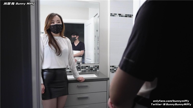 皮裙黑丝OL因拖欠房租被男房东偷窥催债靠惊人做爱技术湿身肉偿