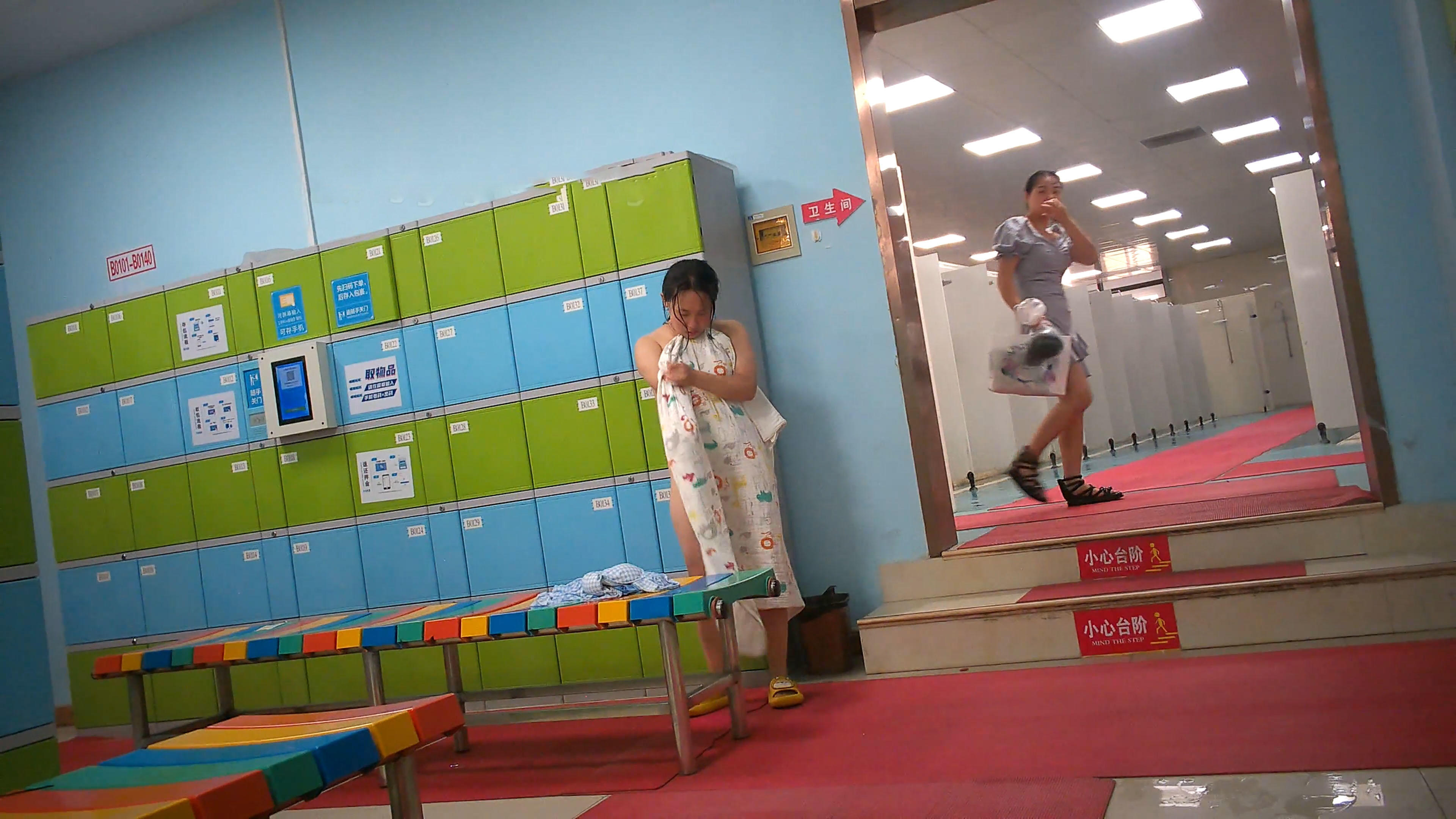 国内某水上乐园偷拍淋浴换衣 美女如云 学生妹大合集