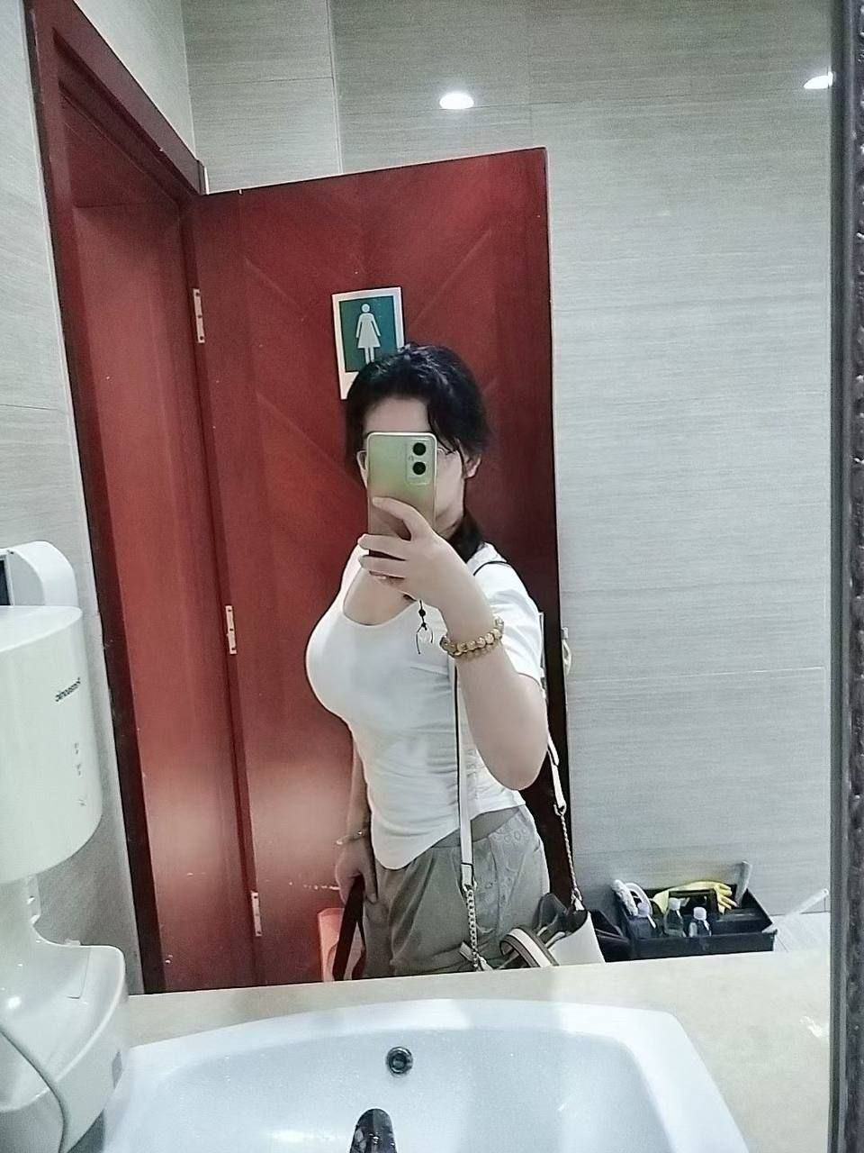 和闺蜜一起被一个大叔玩了一夜