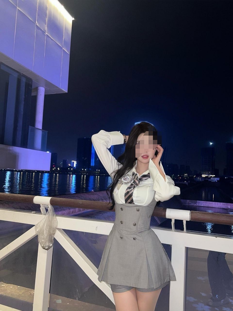 一句话总结自己:反差婊，人前乖乖女，人后小母狗